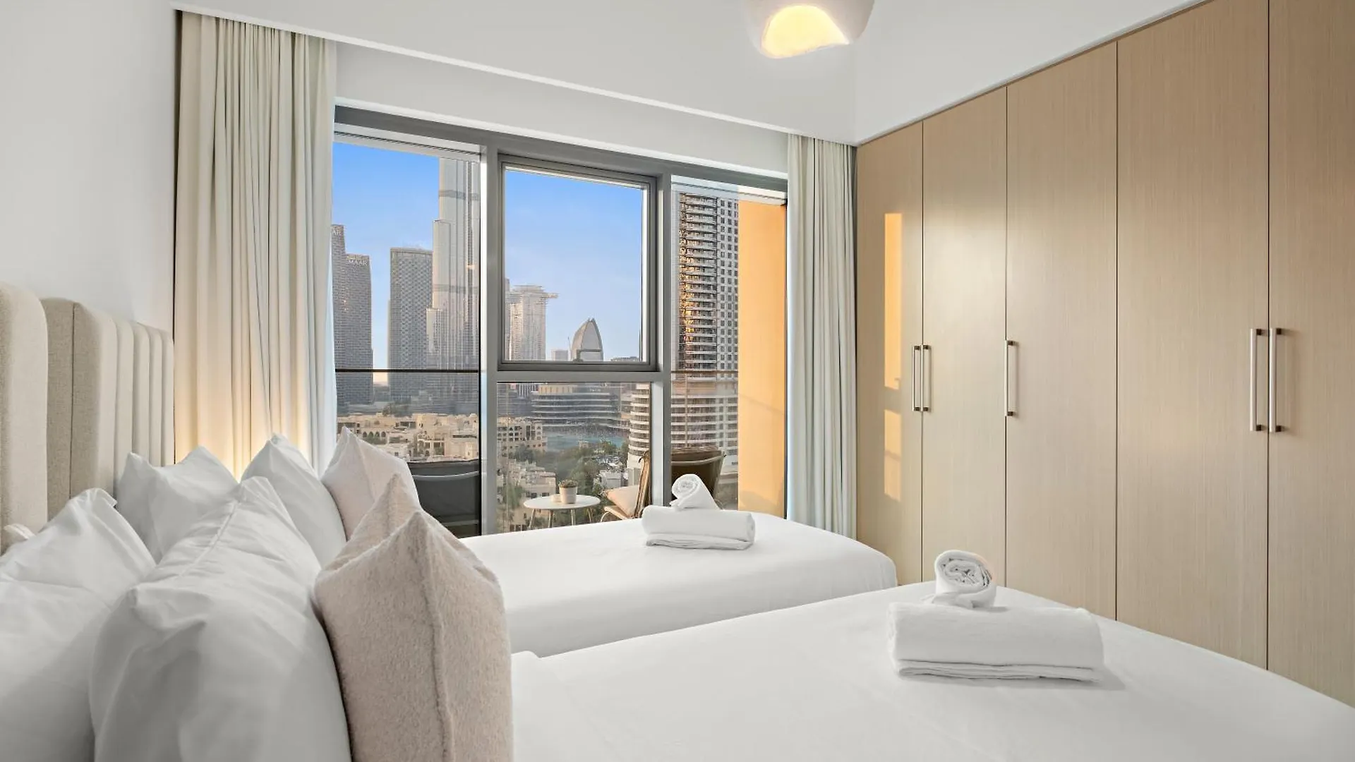 Apartamento Luxe 2Br With Stunning Burj Khalifa Views Dubái