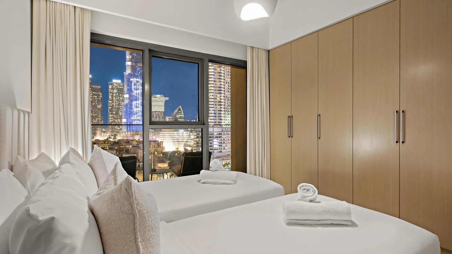 Apartamento Luxe 2Br With Stunning Burj Khalifa Views Dubái
